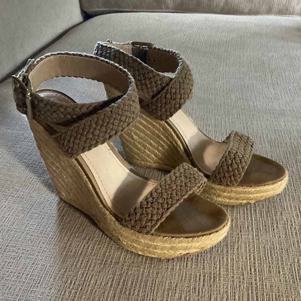 Steve Madden Khaki/Tan ankle wrap 4.75 inch wedge heel - Size 9 - Worn just once - Picture 1 of 13